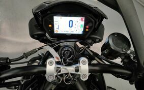 TRIUMPH STREET TRIPLE R 2019 HDA43