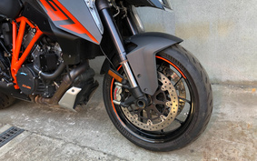 KTM 1290 SUPER DUKE GT 2016 V6940