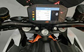 KTM 1290 SUPER DUKE R 2017 V3940