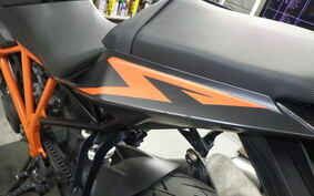 KTM 1290 SUPER DUKE R 2015 V3940